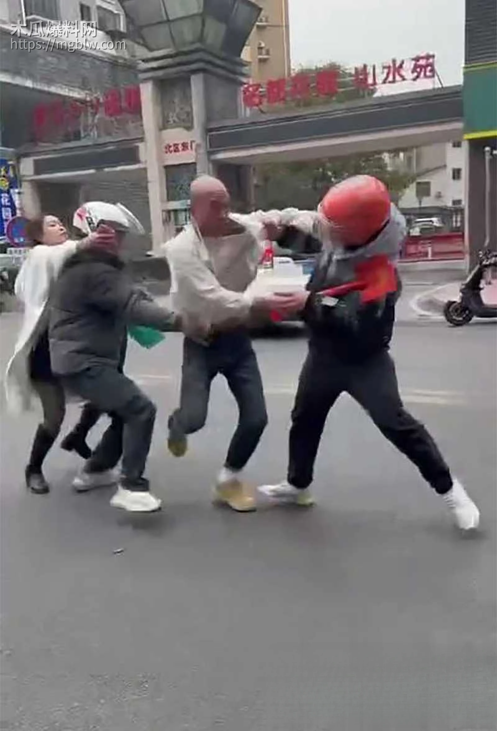 武汉外卖员骑手 反杀商家视频流出 2 拷贝