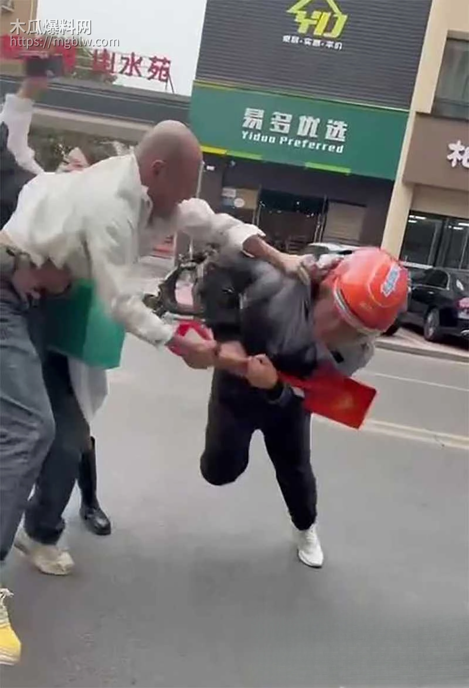 武汉外卖员骑手 反杀商家视频流出 3 拷贝