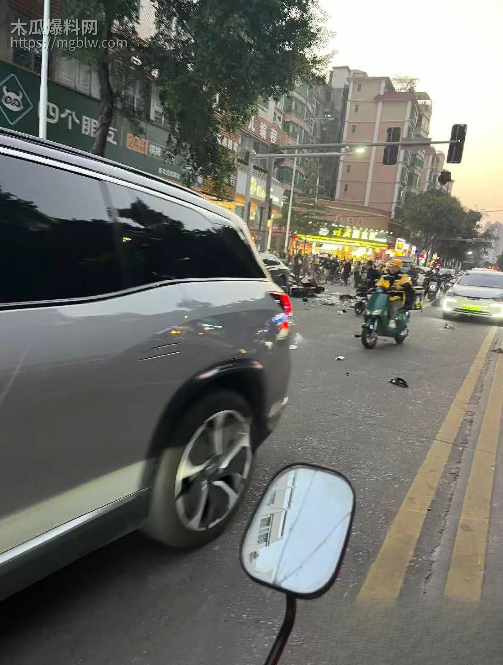 广州花都灰色零跑冲人行道撞人 2