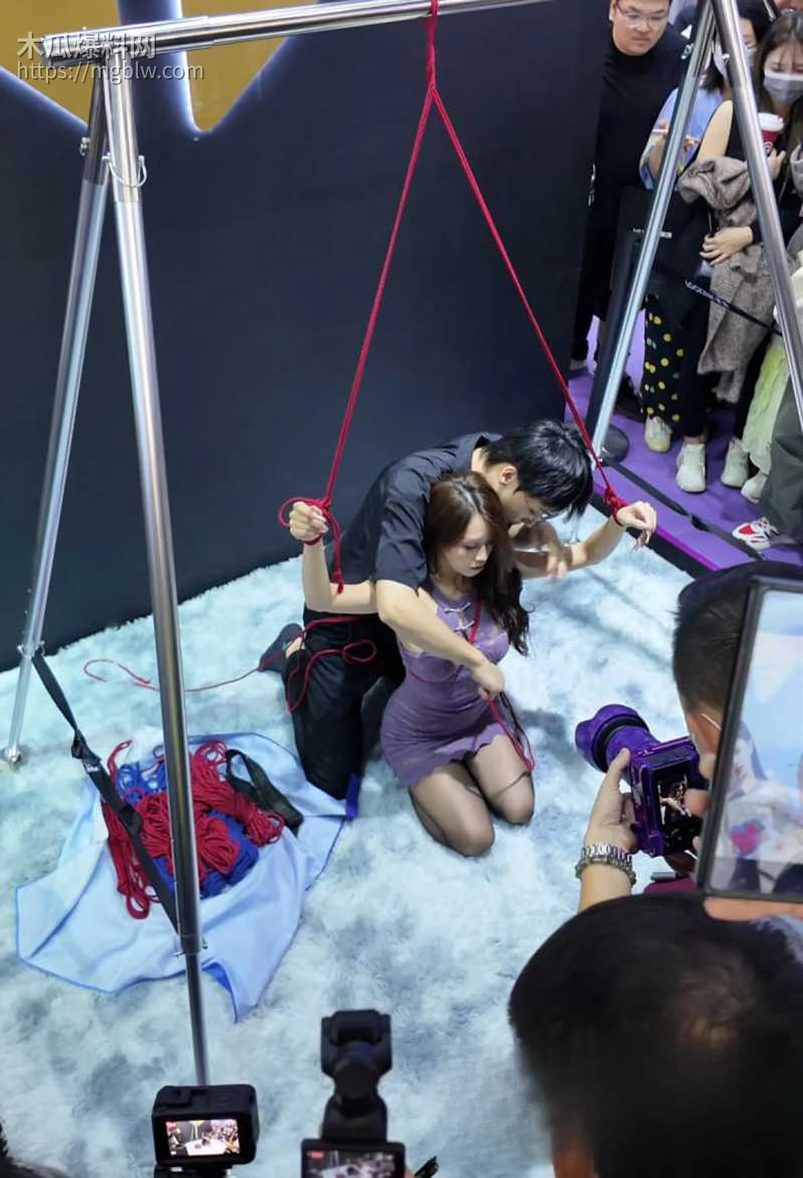 广东小众文化展示区极品模特现场被绳师捆绑拍摄视频流出1拷贝