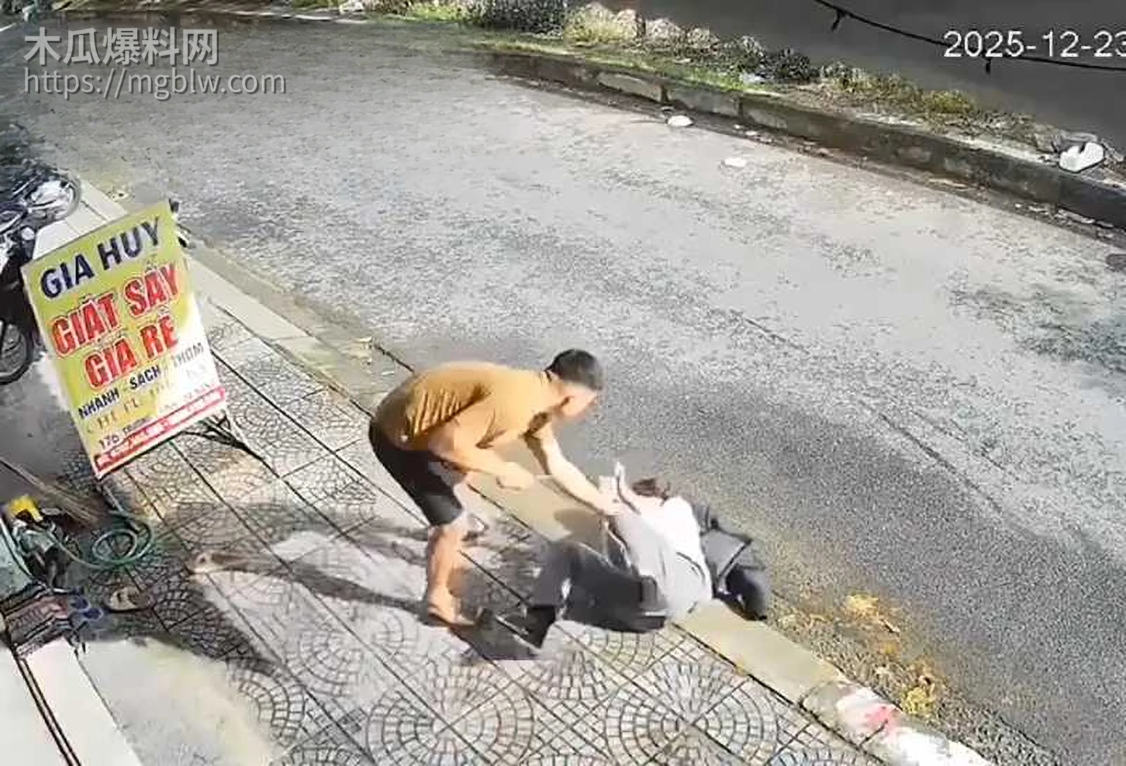 越南当街捅人视频流出 1 拷贝