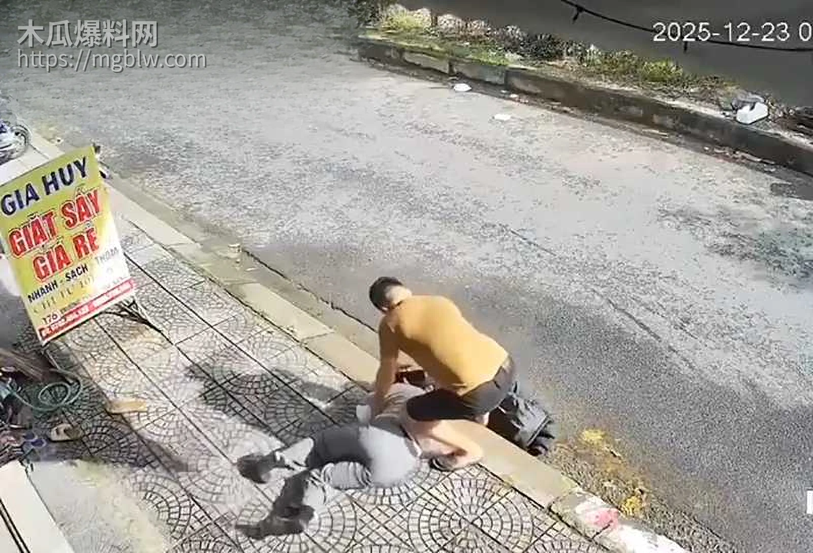 越南当街捅人视频流出 3 拷贝