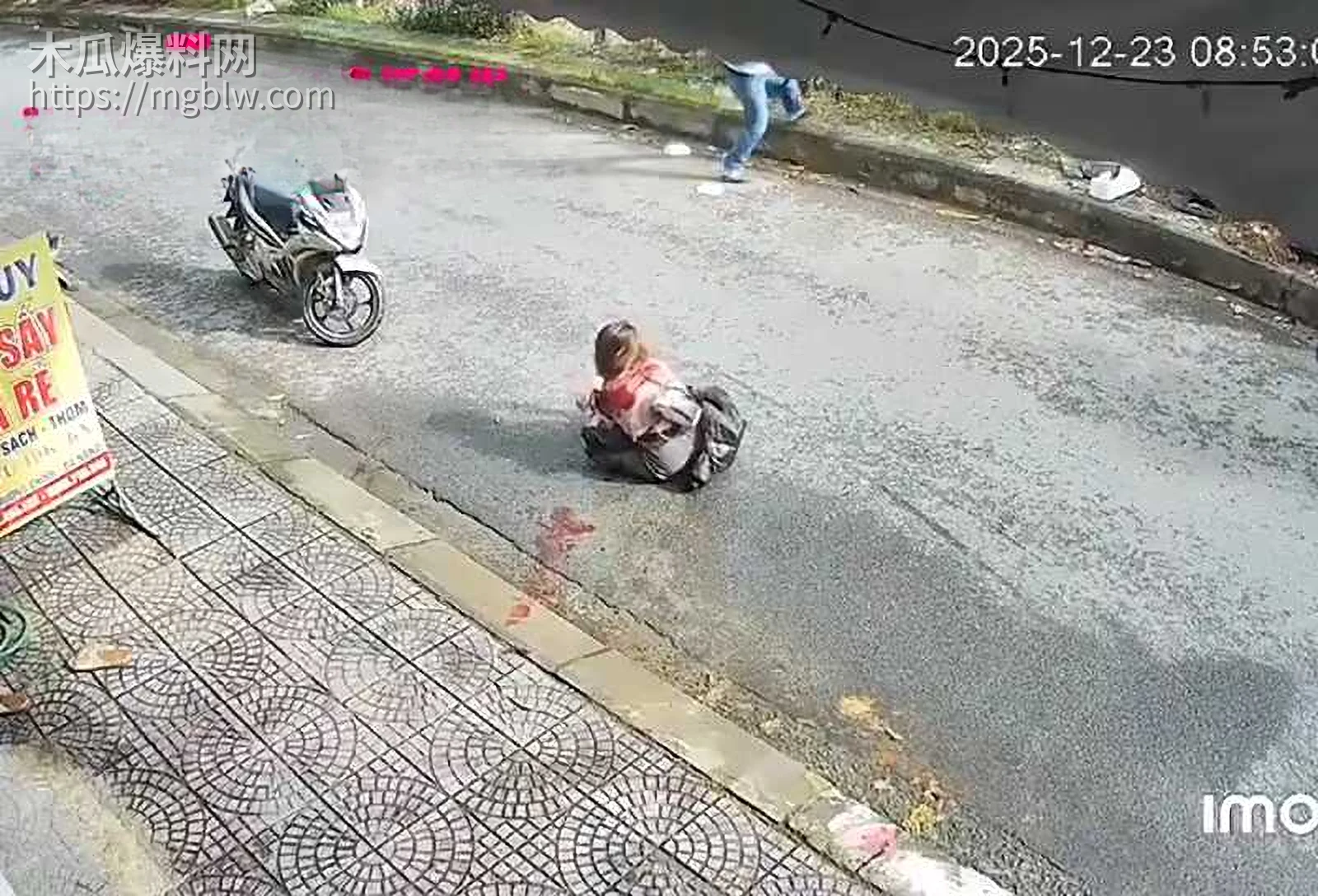 越南当街捅人视频流出 6 拷贝