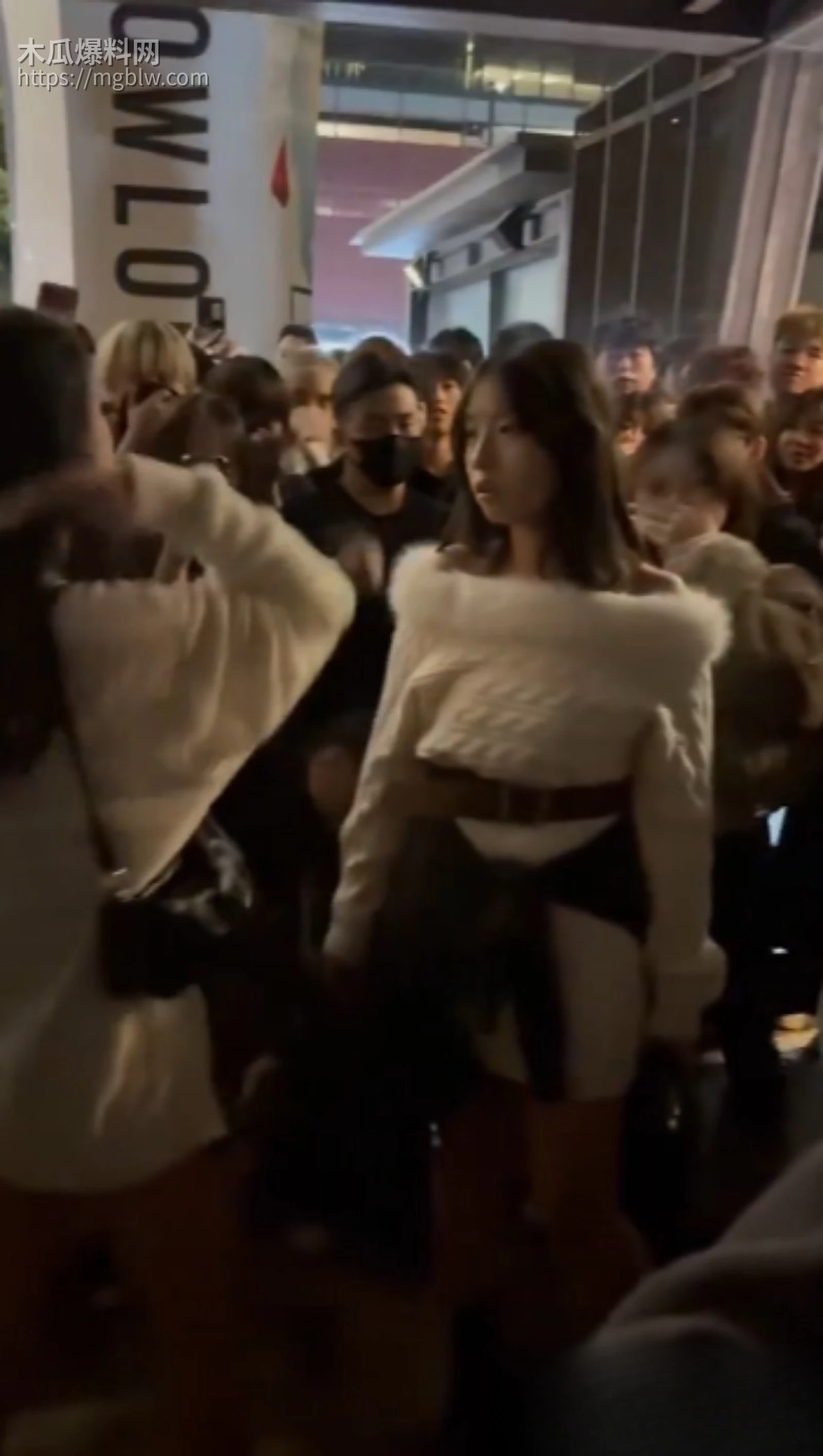 香港地铁口精神小妹霸凌事件04