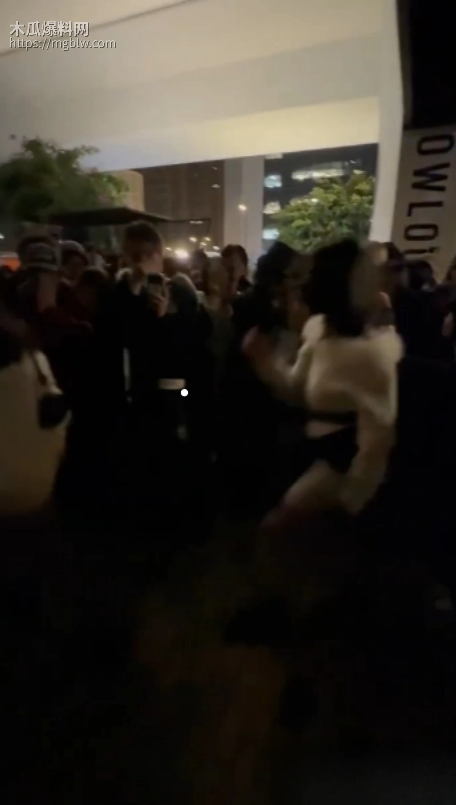 香港地铁口精神小妹霸凌事件06