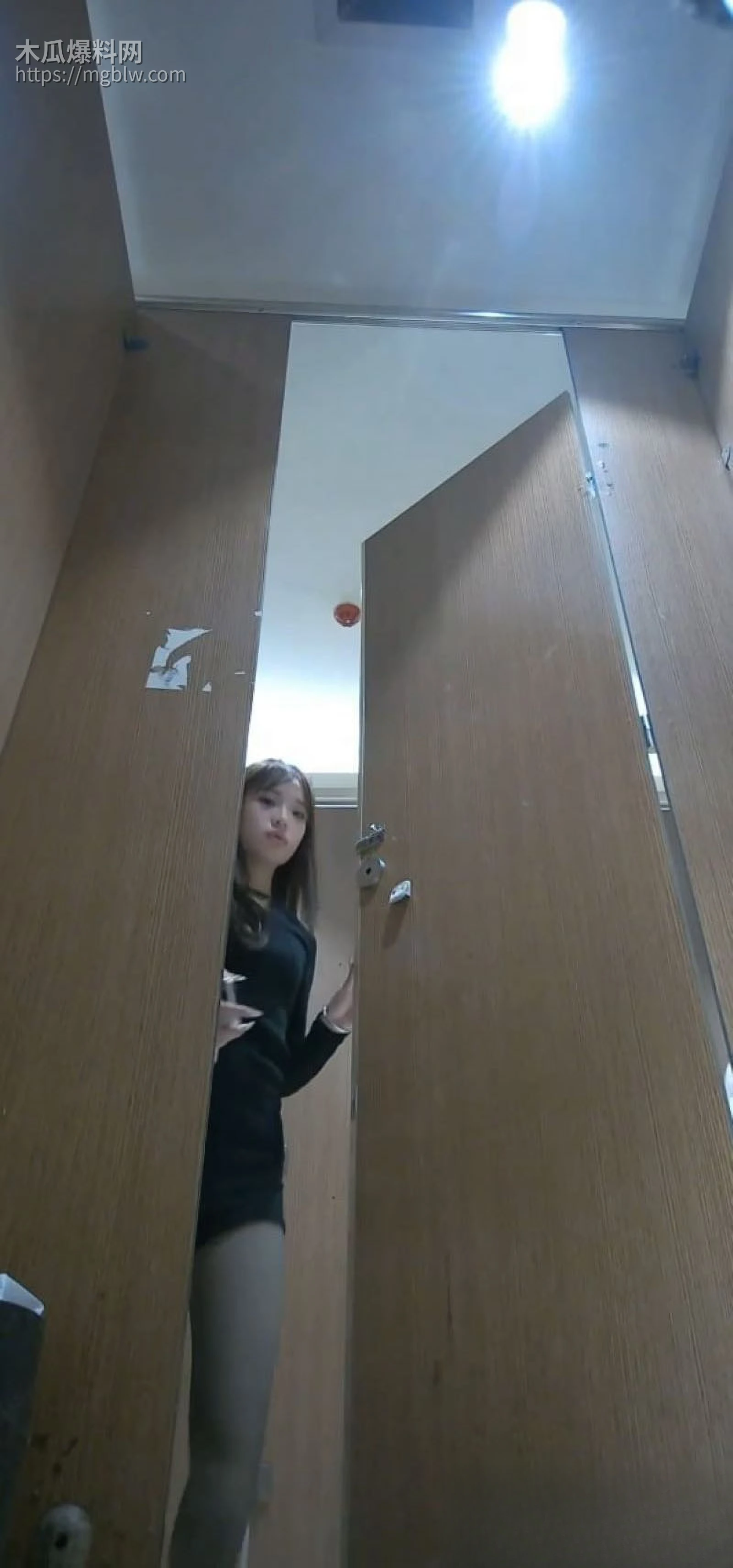 独家偷拍KTV女厕全景 3