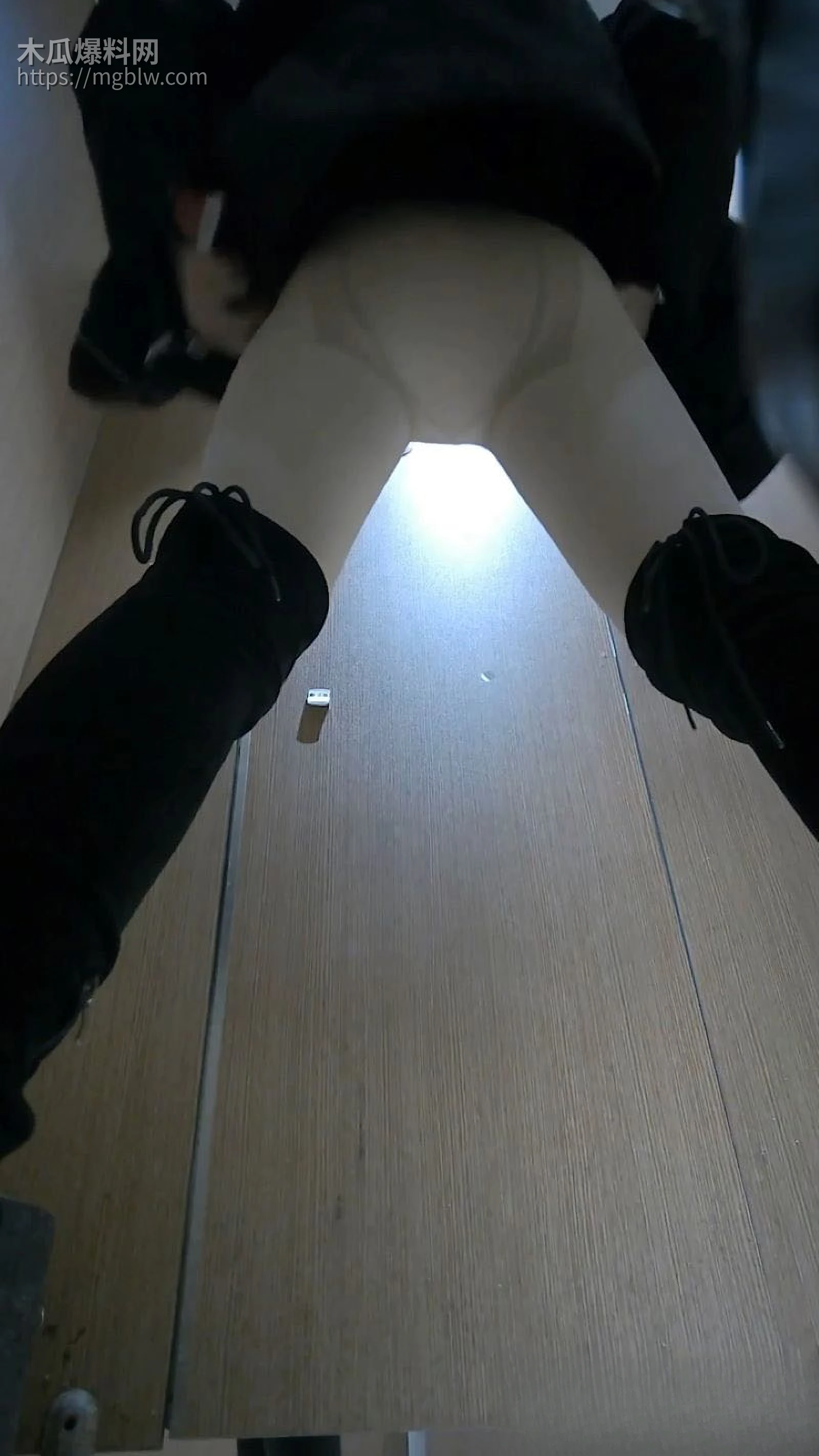 独家偷拍KTV女厕全景 4