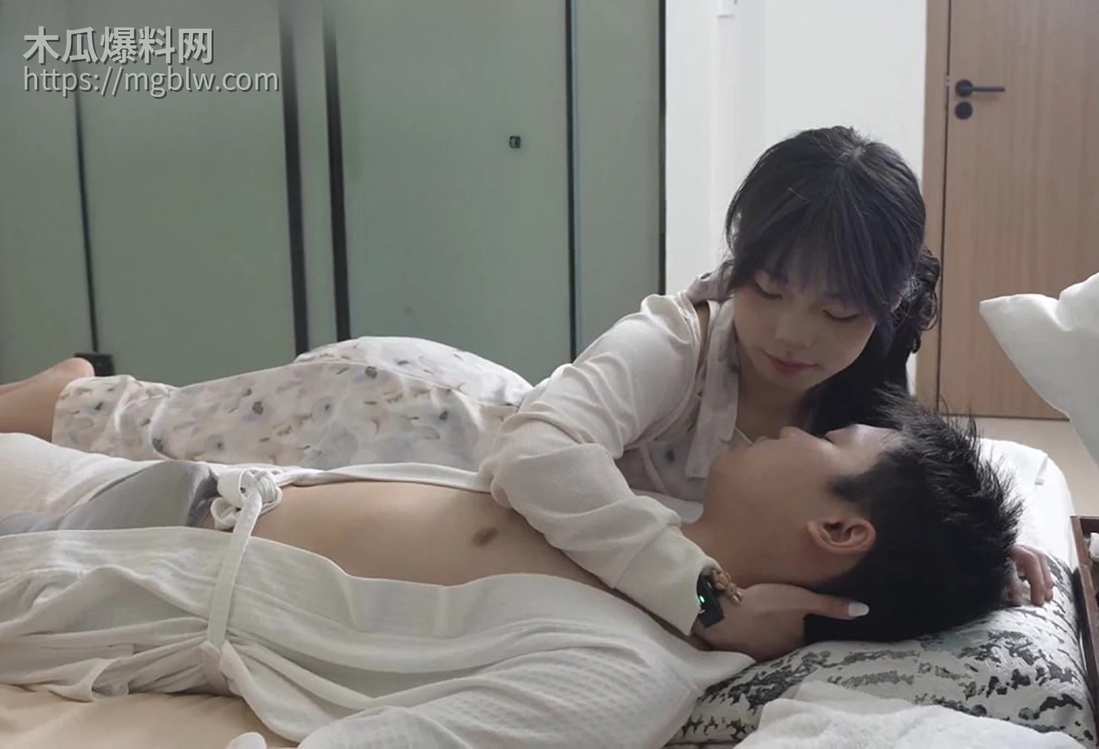 千鹤躺采whisperitch旗袍妹妹全身诱惑摩擦视频曝光3拷贝