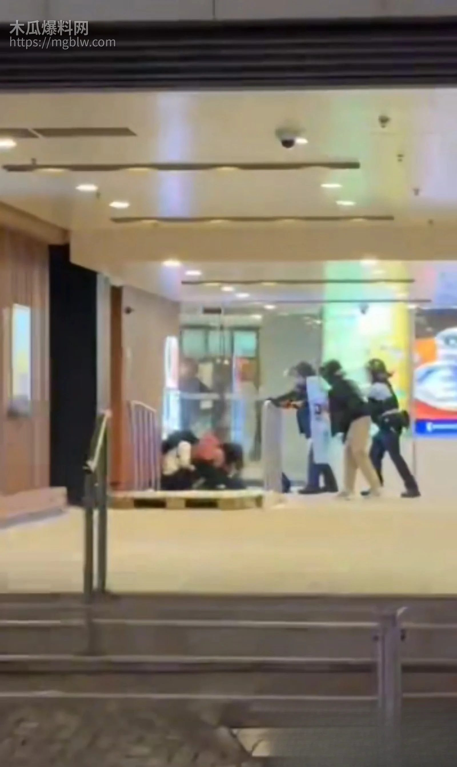 香港屯门市广场持刀伤人事件04