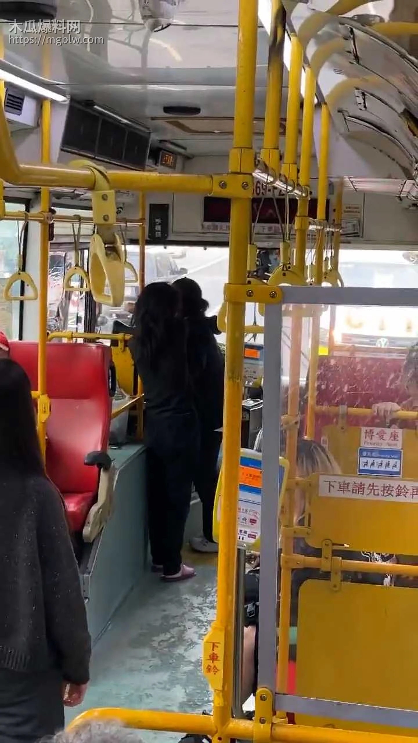 女子持刀威胁公交司机02