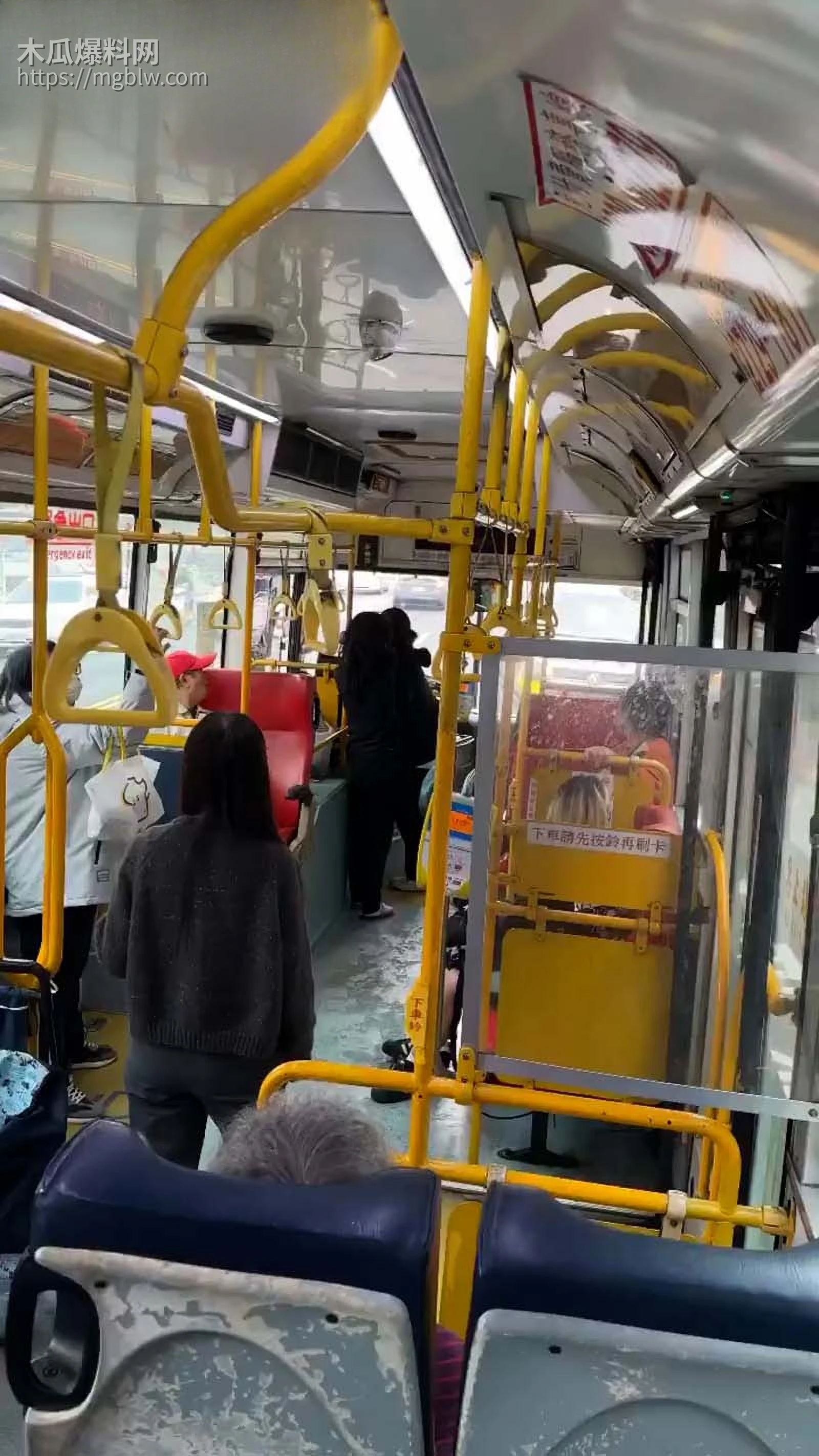 女子持刀威胁公交司机03