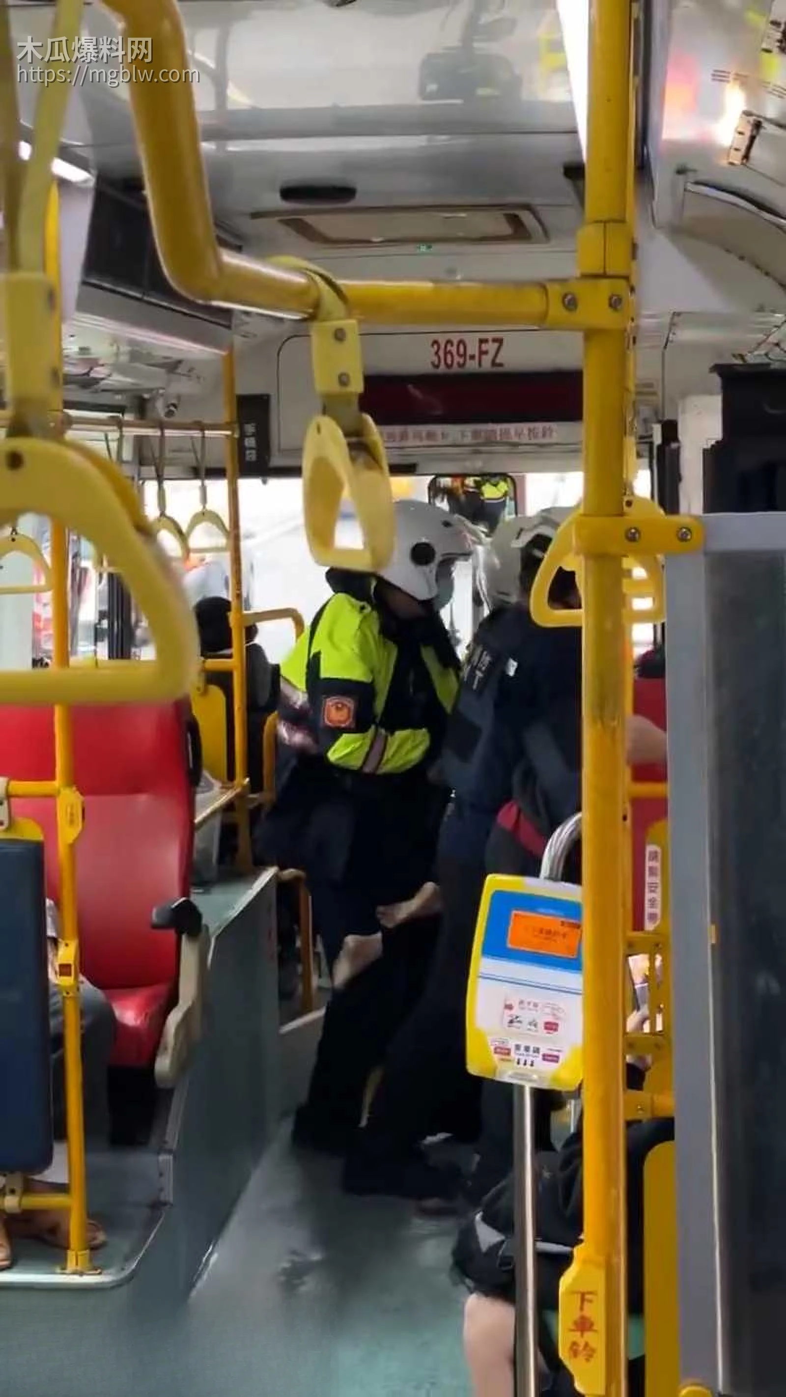 女子持刀威胁公交司机06