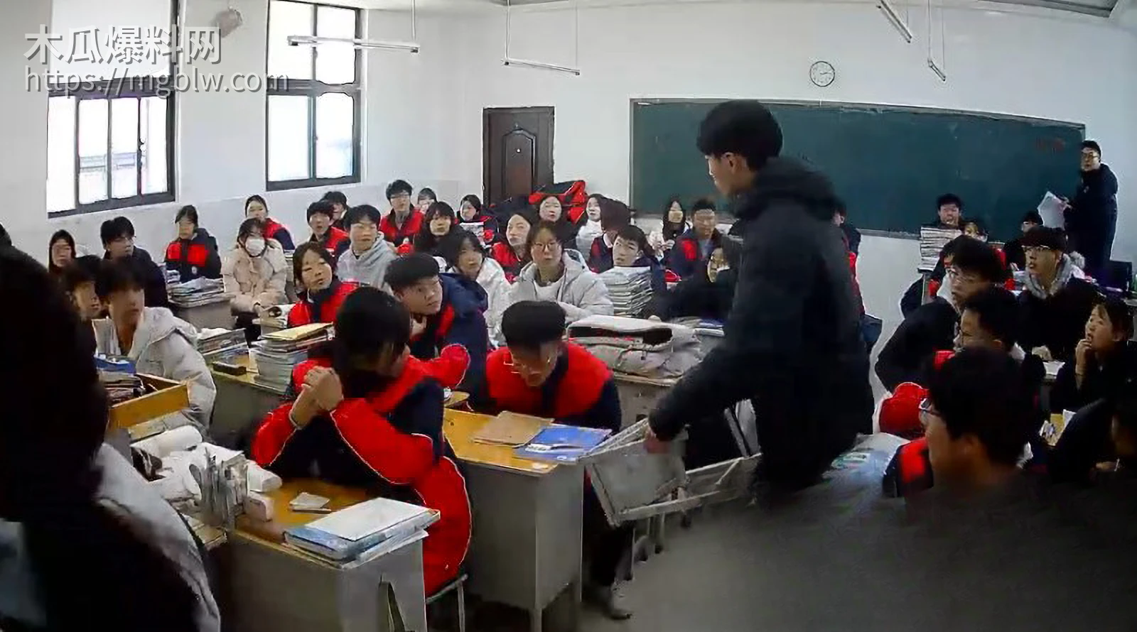 河南巩义京师杜甫公学打人事件08