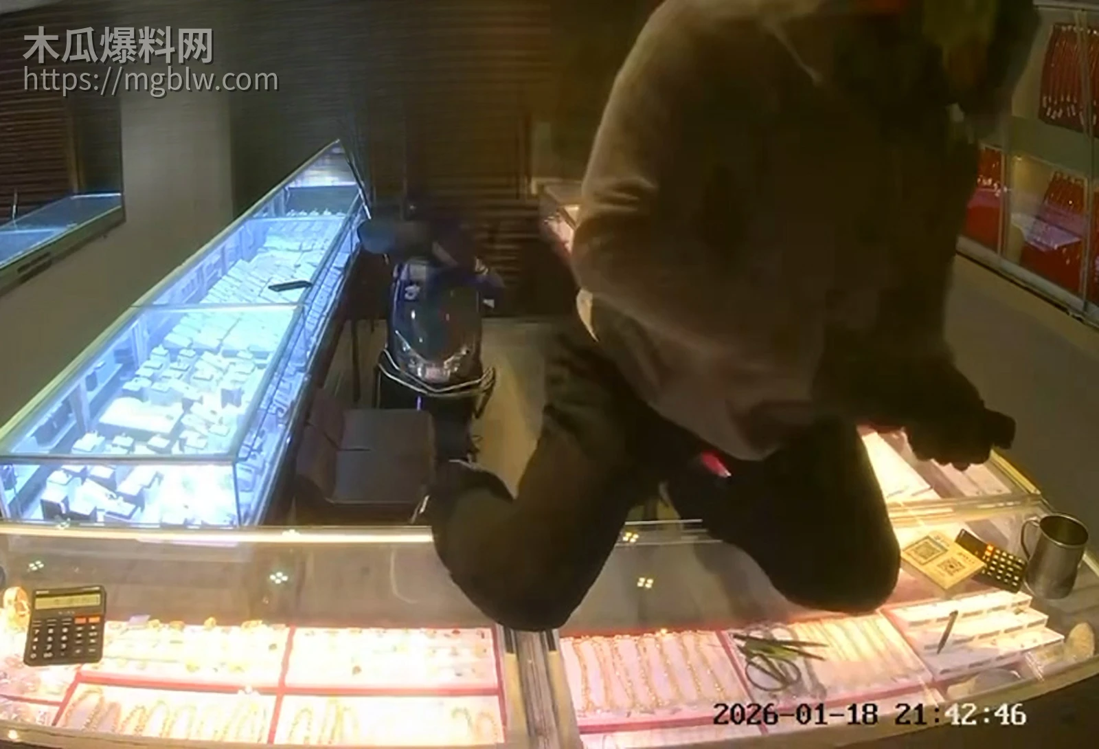 福建平潭依强金被抢劫监控视频流出 3 拷贝