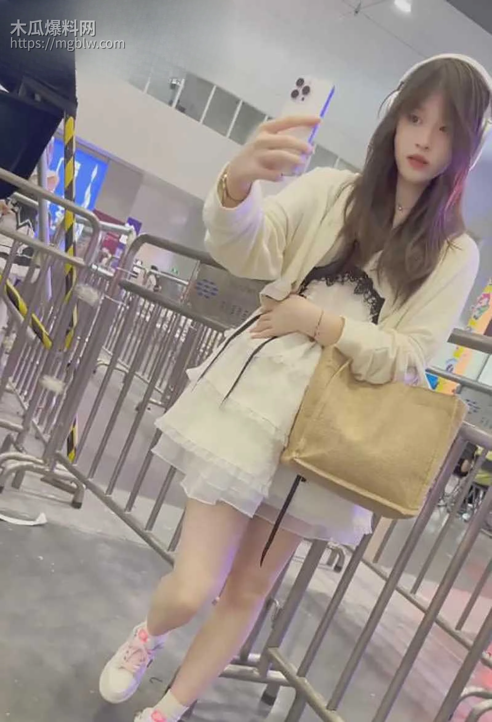 抄底大神KFC抄底顶级无内CD可爱学生妹视频流出1拷贝