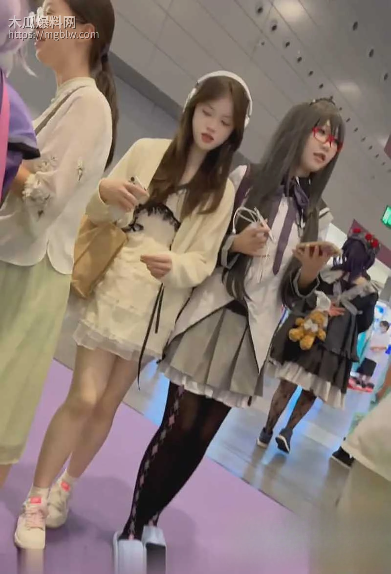 抄底大神KFC抄底顶级无内CD可爱学生妹视频流出2拷贝