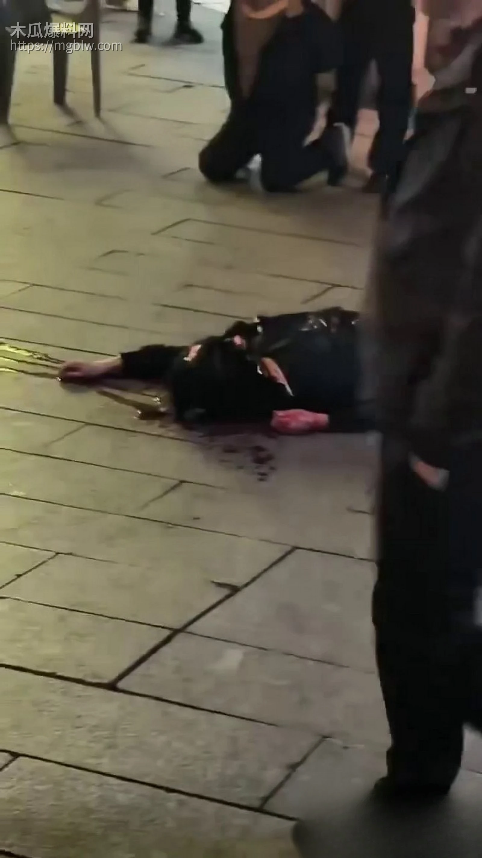 贵阳花果园1号楼下惊魂砍杀 5