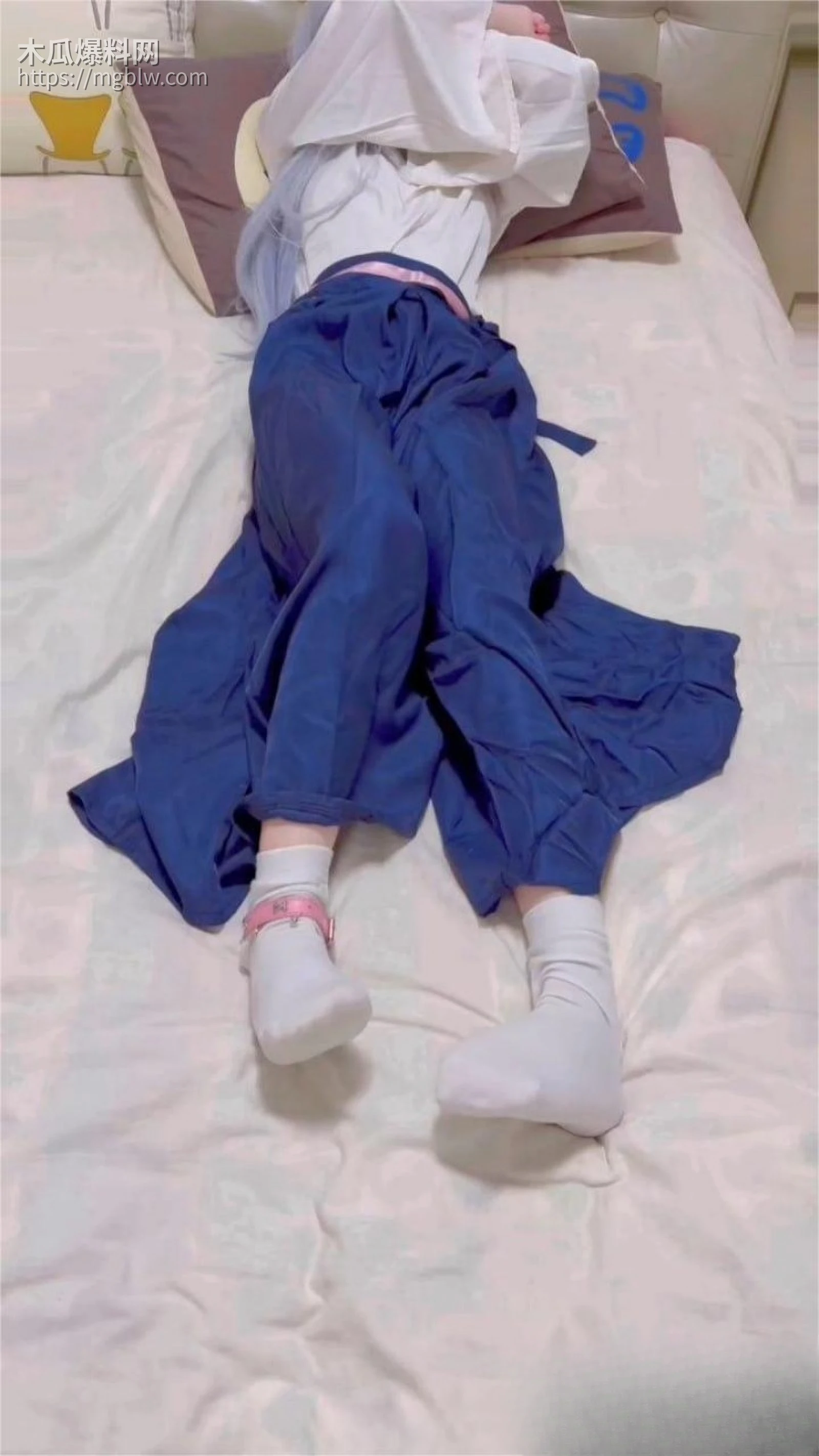 萝莉福利姬 柔柔呱 神里绫华制服私拍   2