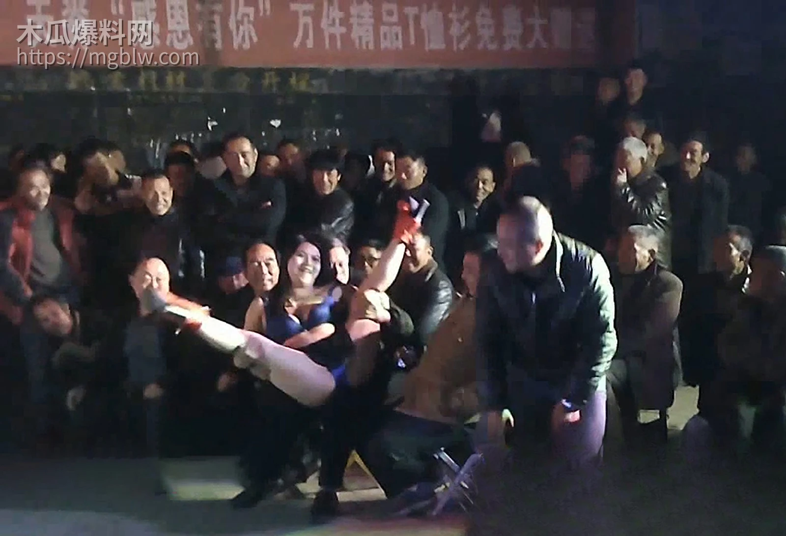 乡村大尺度表演现场拍摄视频流出 1 拷贝