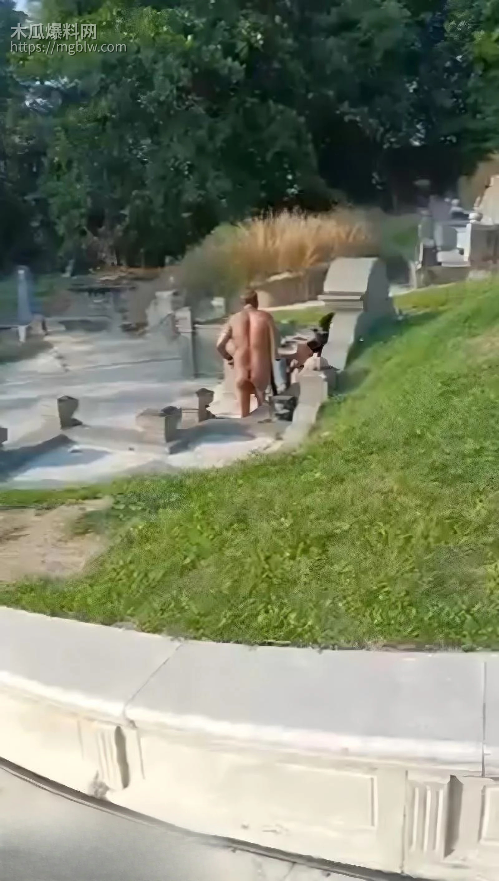 马来西亚墓园58岁老头野战视频03