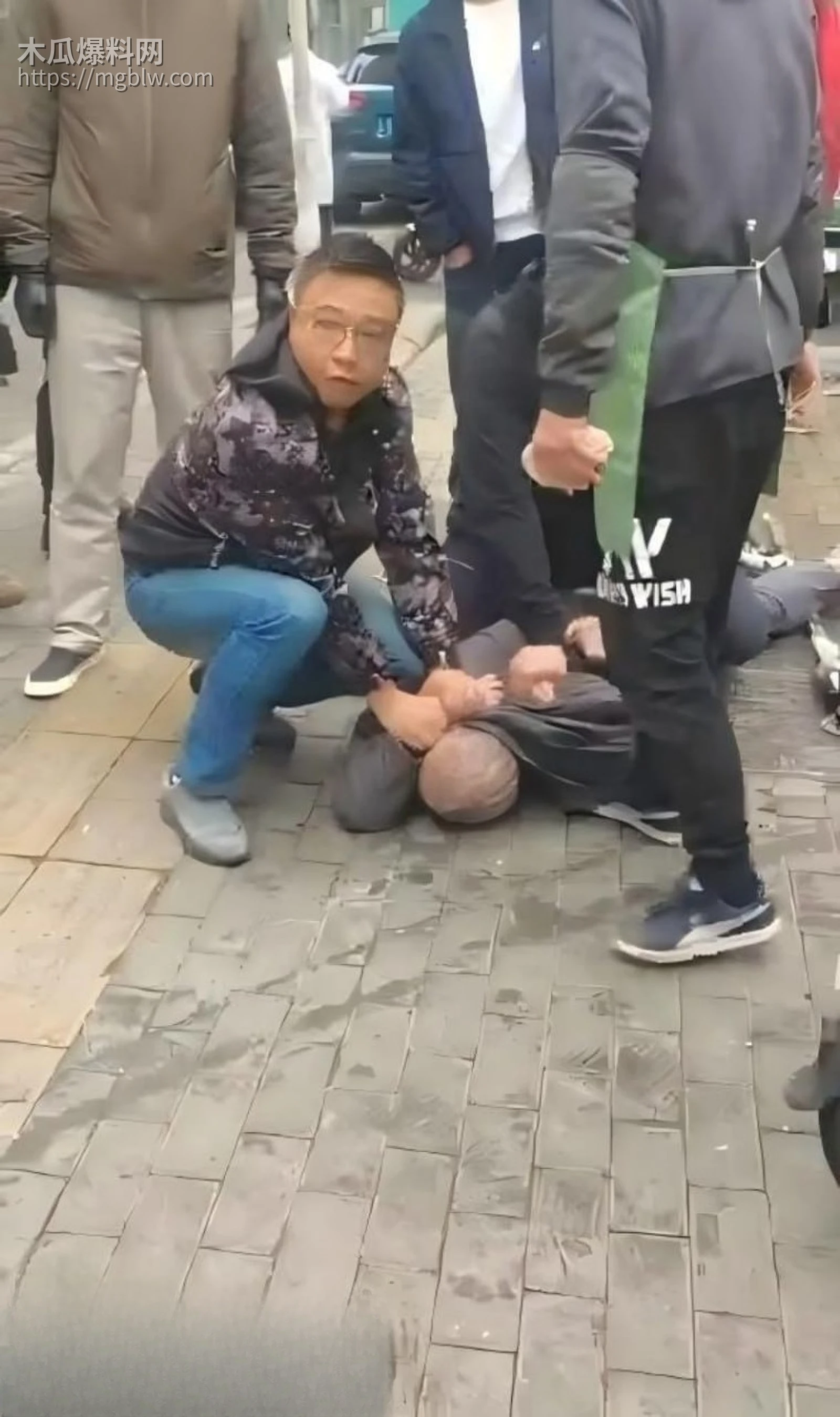 武汉青松路44岁男子随机持刀伤人事件03