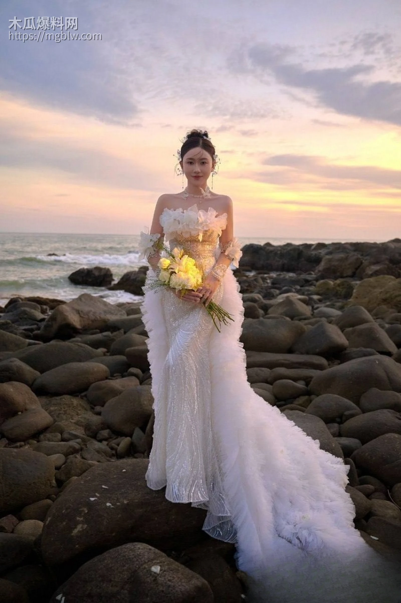 厦门巨乳人妻与老公居家性爱自拍 3