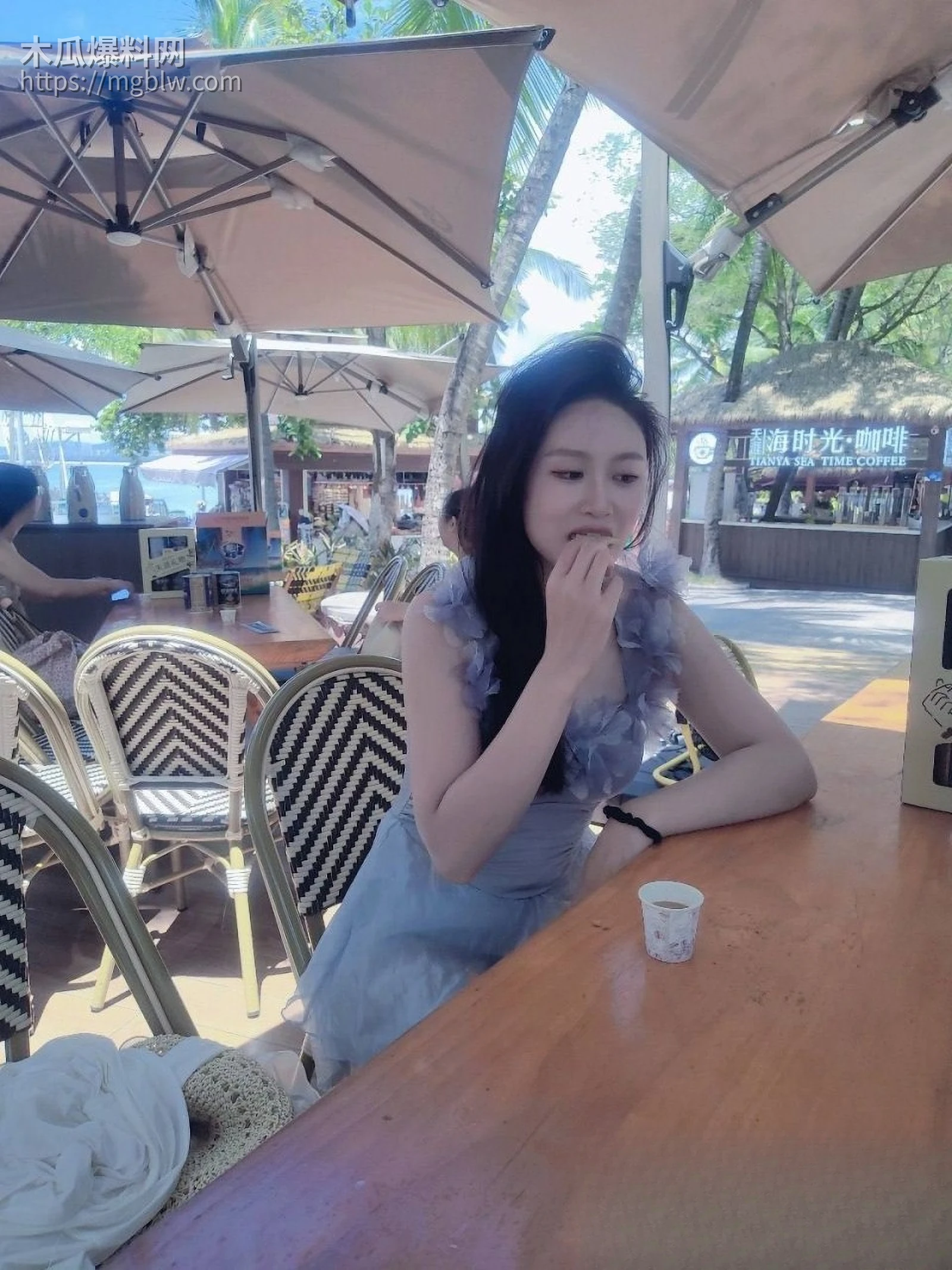 厦门巨乳人妻与老公居家性爱自拍 1