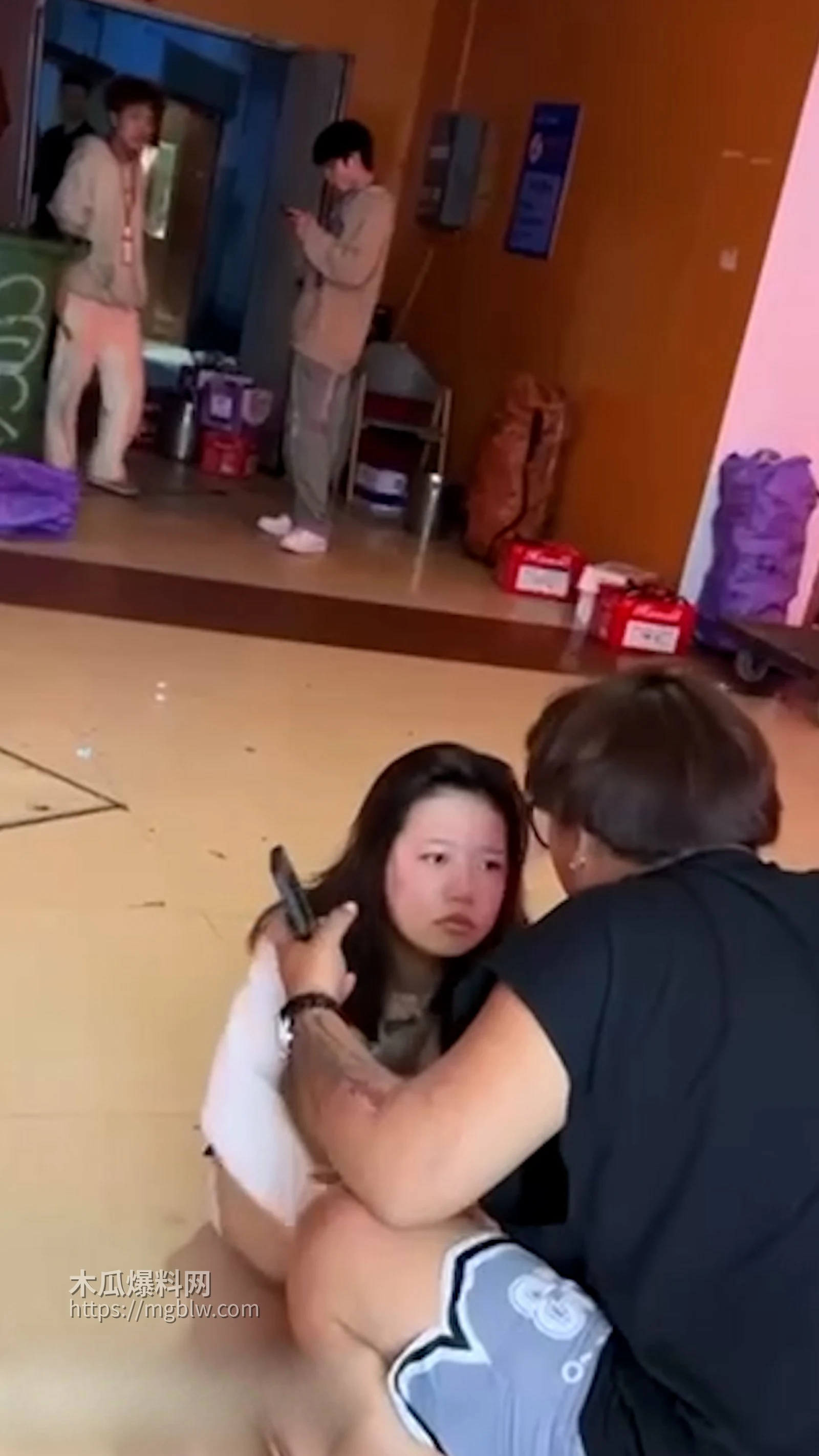 女子出轨翻车 老公当众狠扇耳光 1