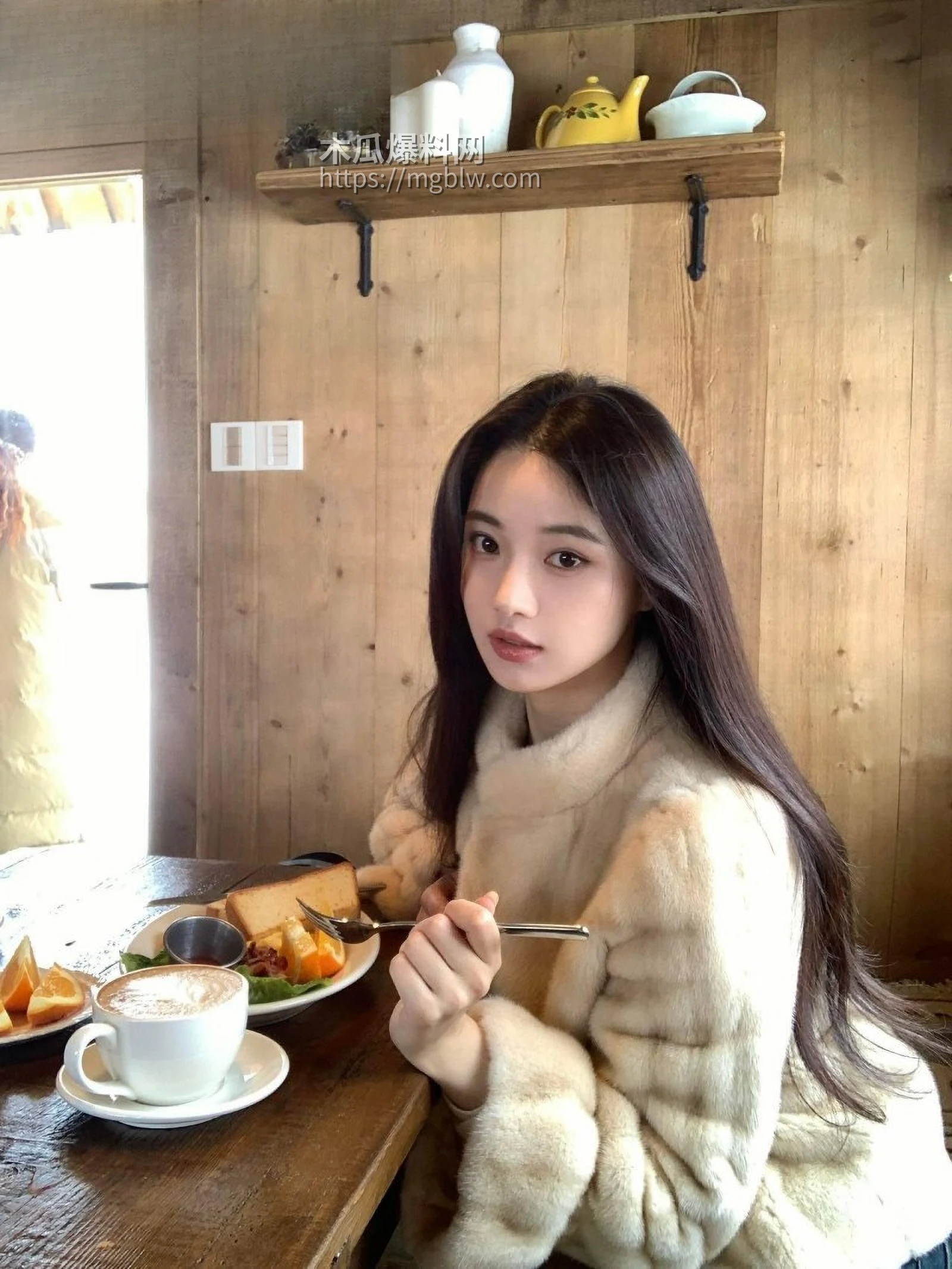 清纯少女遭金主调教私拍 2