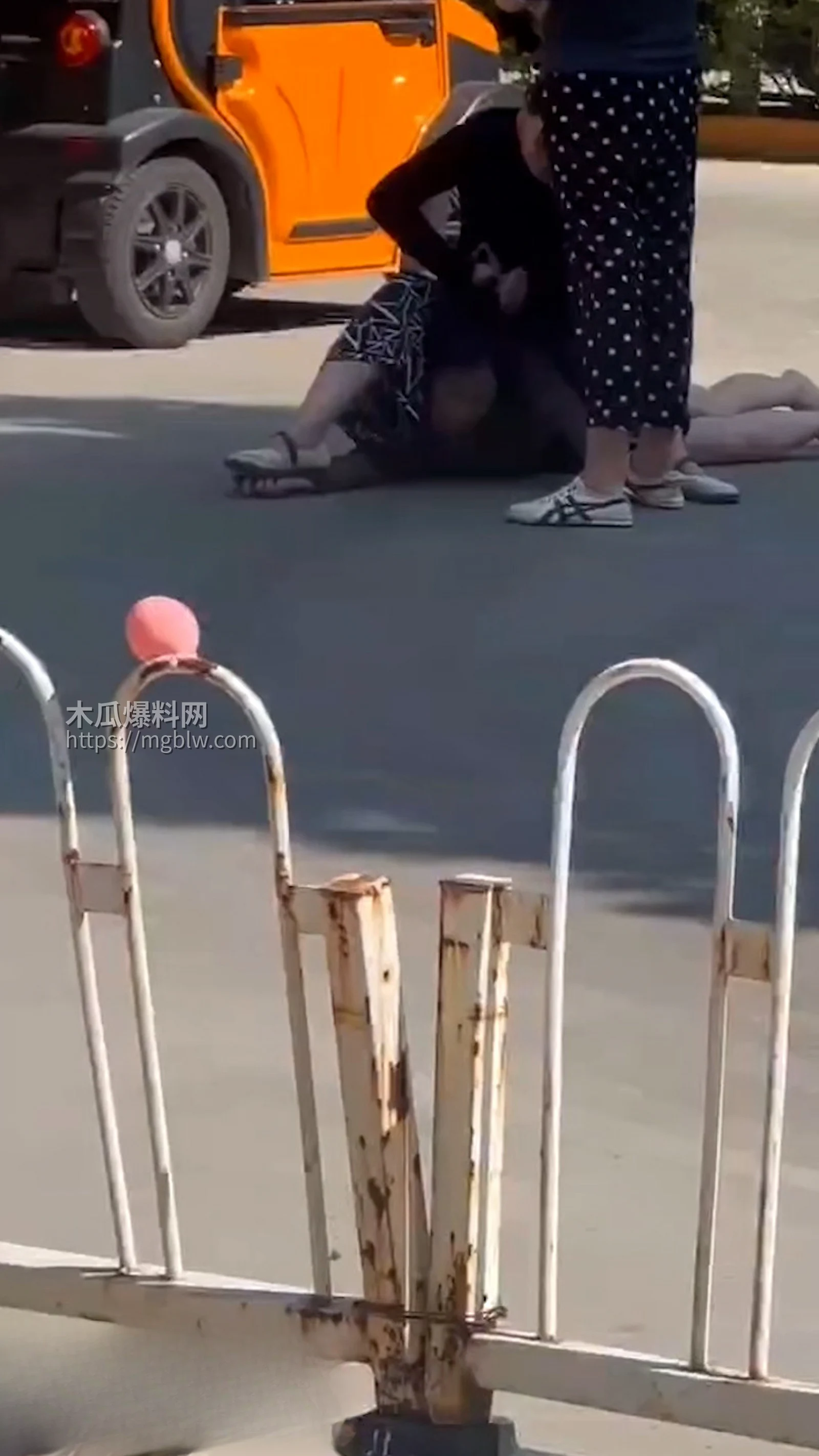 正妻马路怒揍小三 2