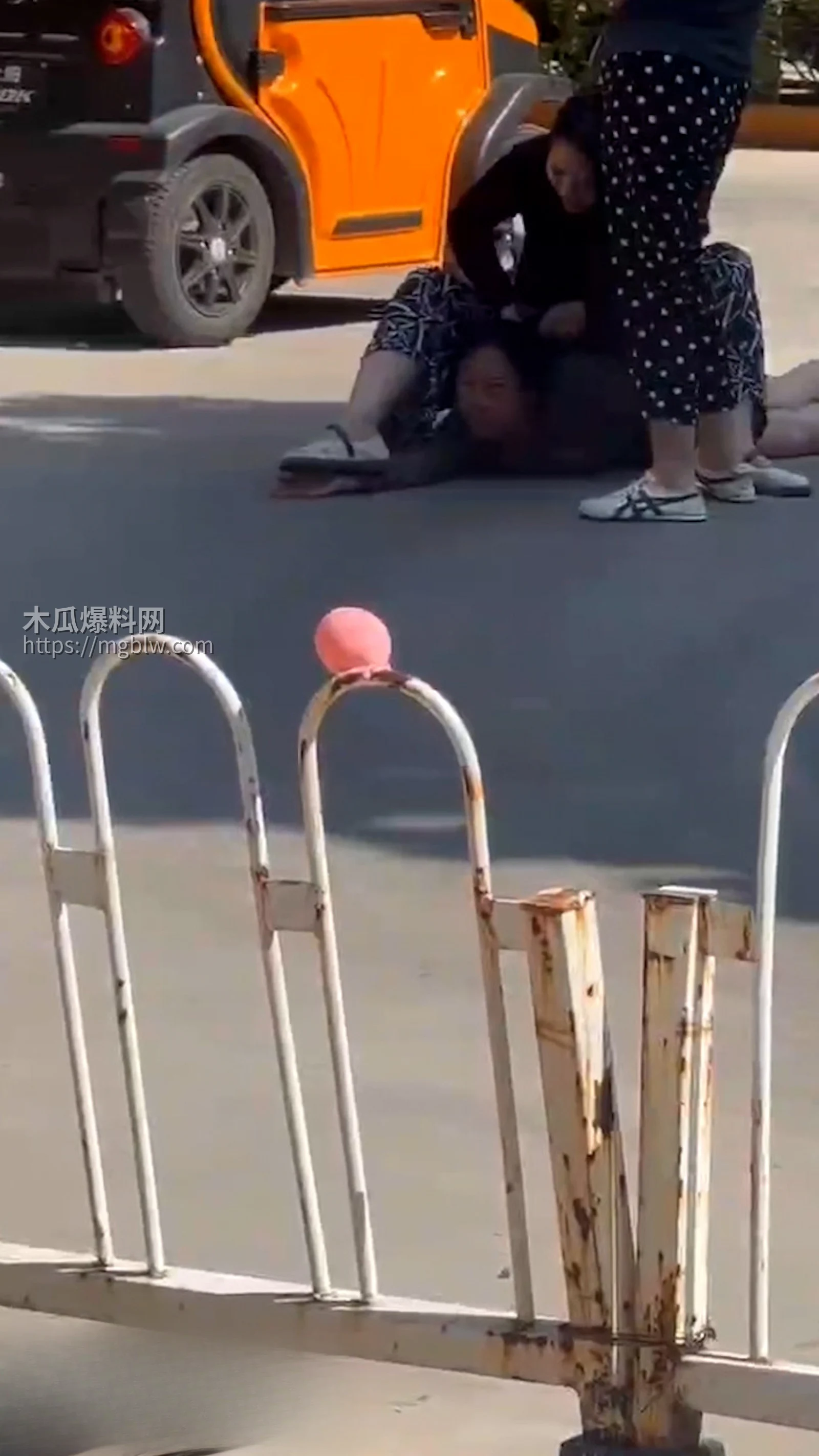 正妻马路怒揍小三 3