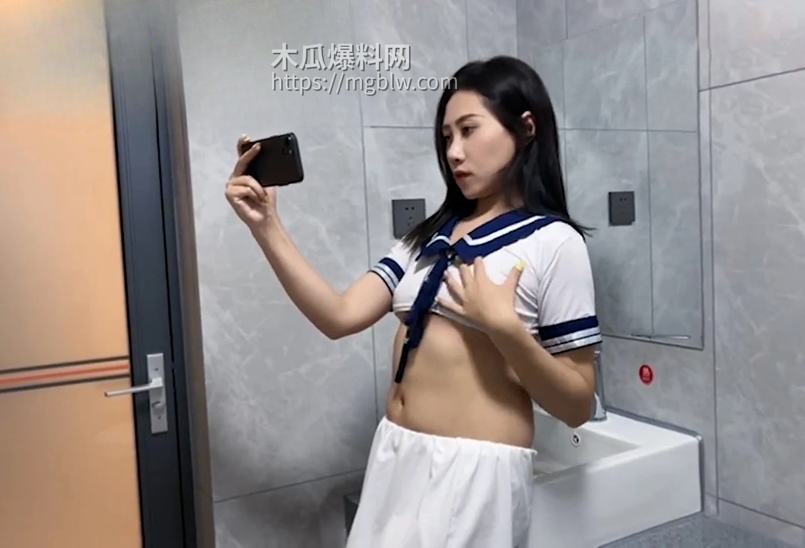 麻豆传媒映画欣怡痴女播主吞精饮尿私约土豪强制失禁视频流出3拷贝