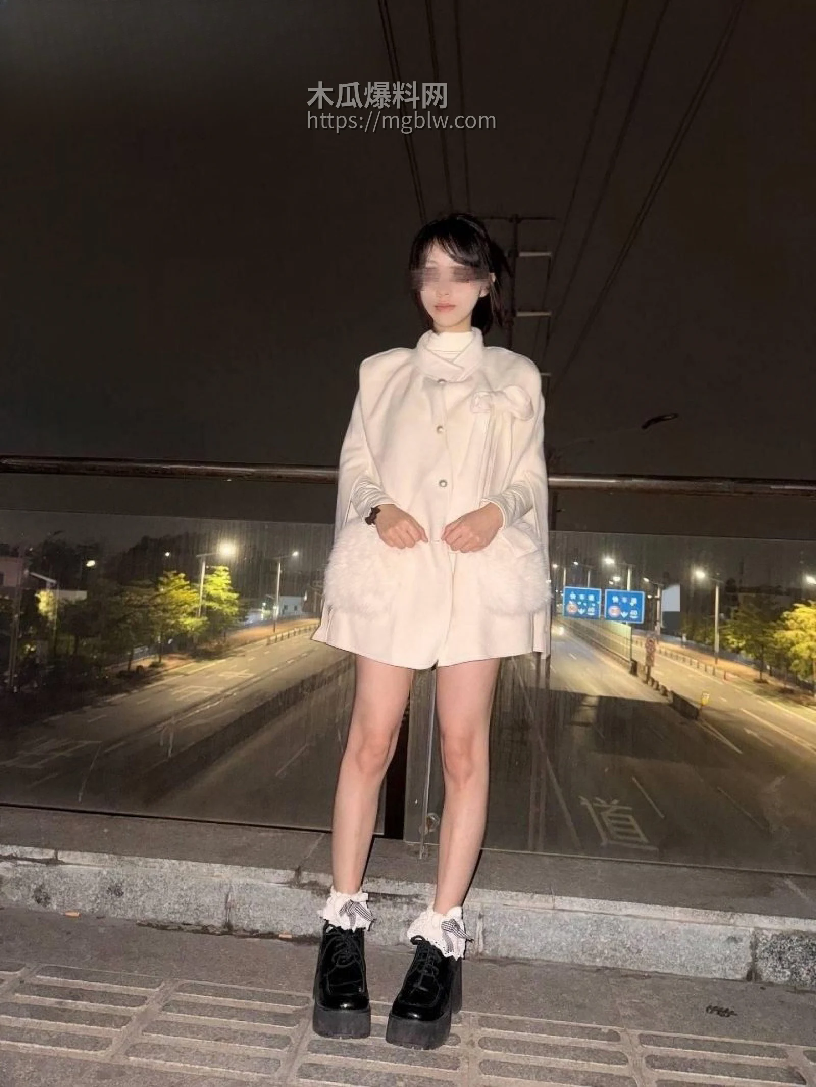 意淫自己妹妹和妹妹天桥做爱01