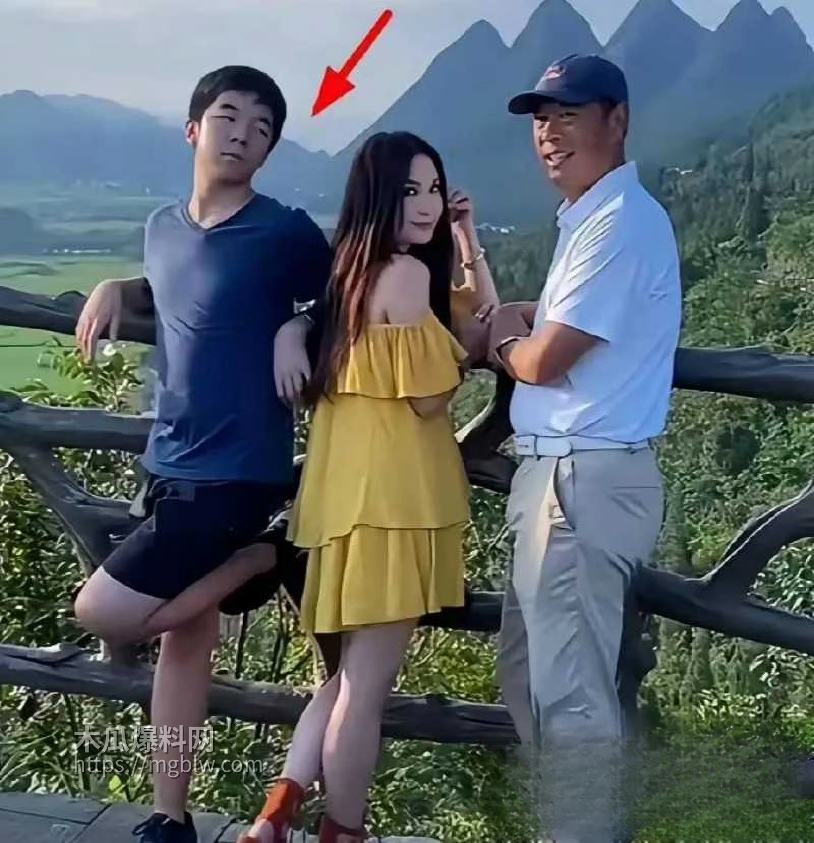 温碧霞生日现场遭养子强吻014