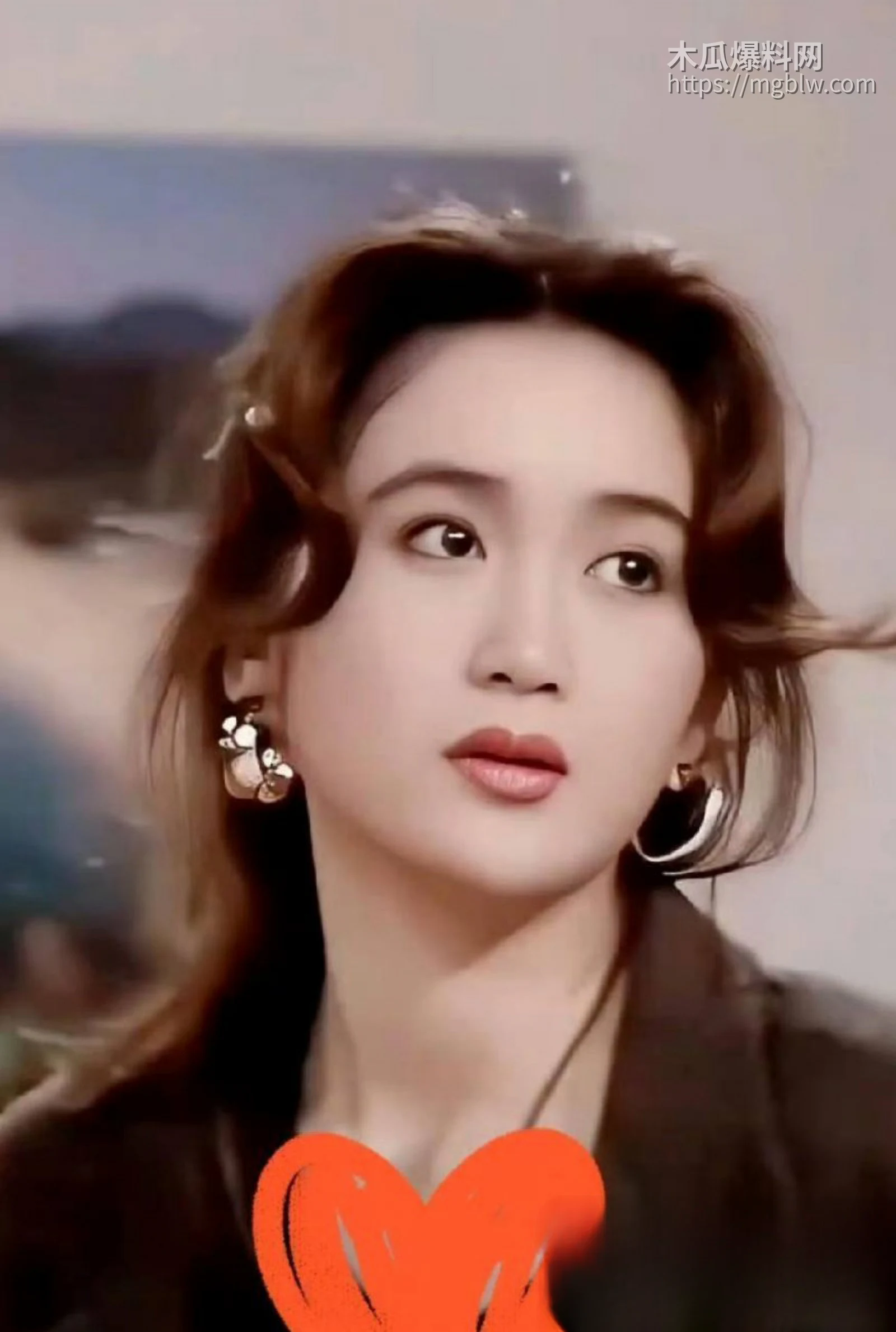 温碧霞生日现场遭养子强吻020