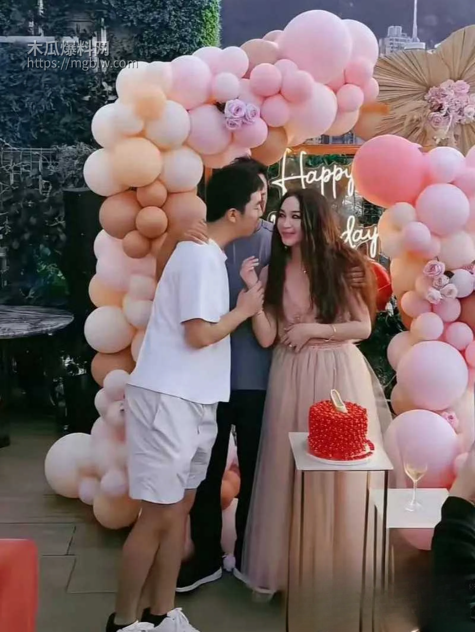 温碧霞生日现场遭养子强吻03