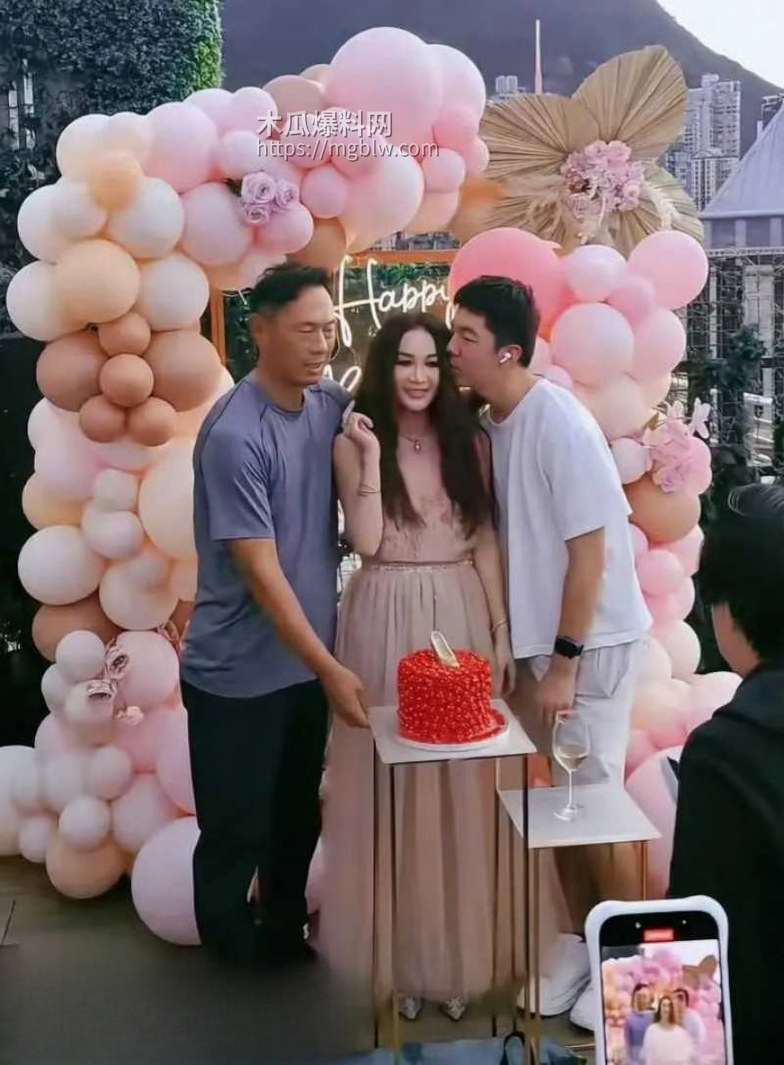 温碧霞生日现场遭养子强吻04