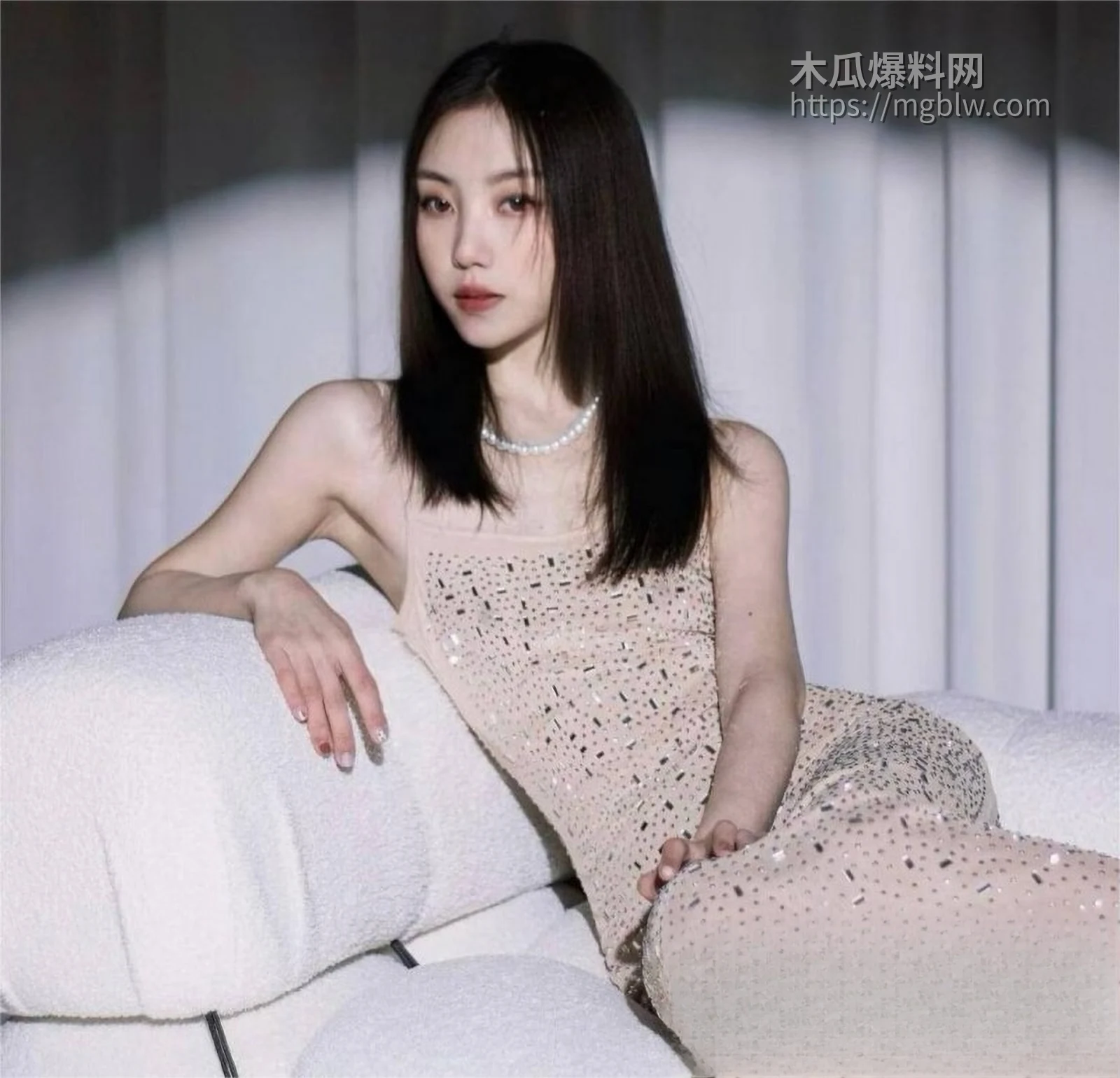 大三学生妹被金主包养私拍 6