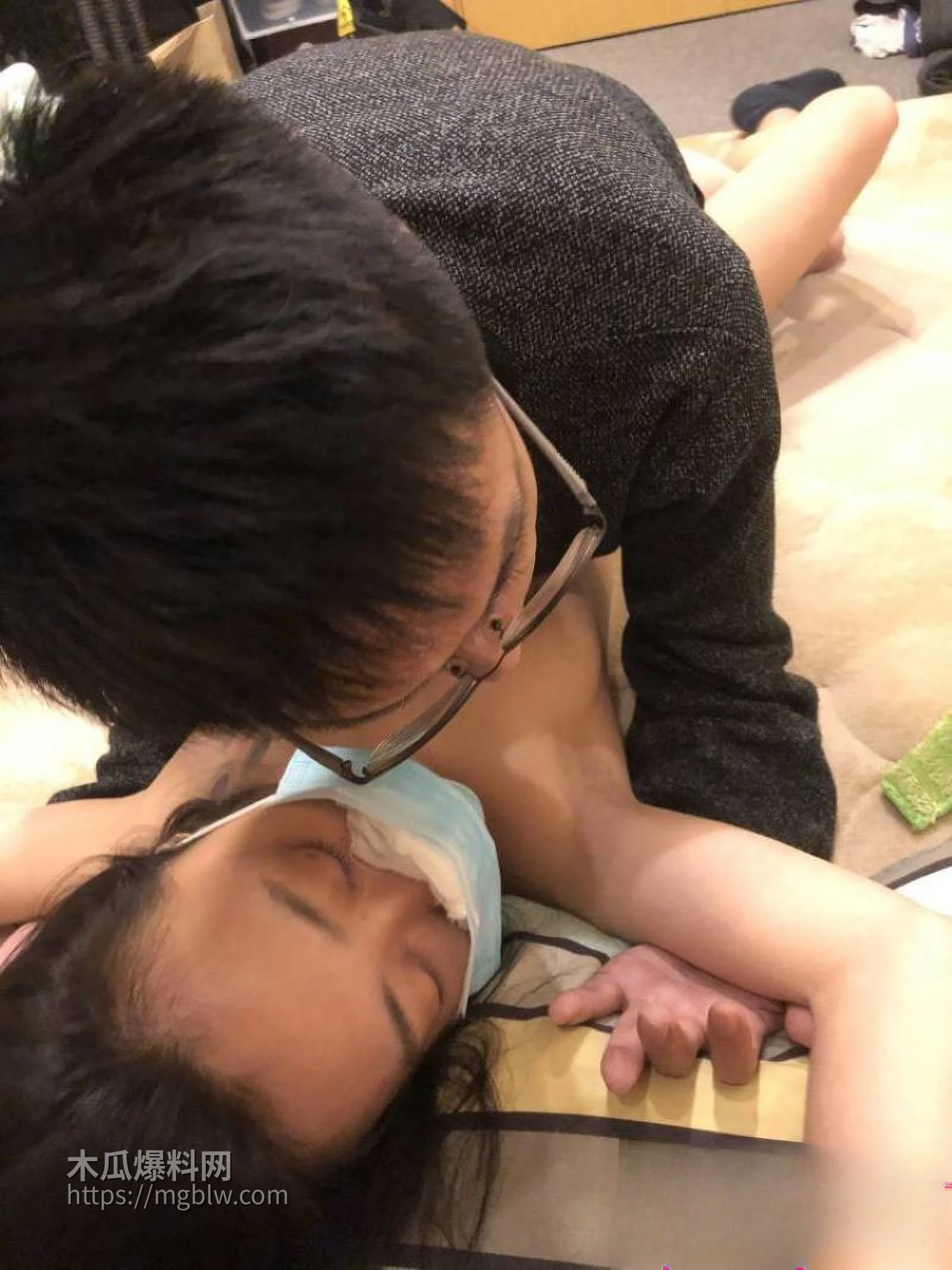 在德博士钟义迷奸女友7次 8