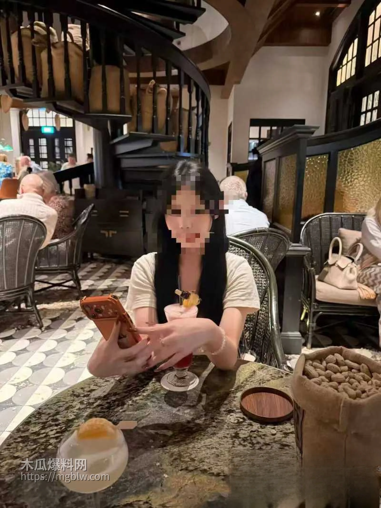 19岁广东妹 小阳 泼水节泰国游 被卖缅甸园区